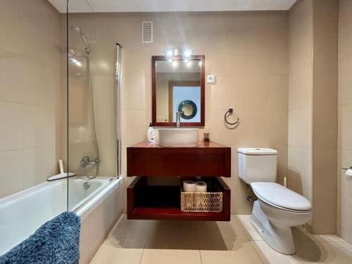 La salle de bains est pourvue d'un lavabo, de toilettes et d'une douche. dans l'établissement Apartment with pool & golf views - AA2711LT, à Roldán
