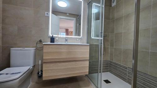 e bagno con doccia, servizi igienici e lavandino. di Homely apartment on la Torre Golf Resort ER2321LT a Torre-Pacheco