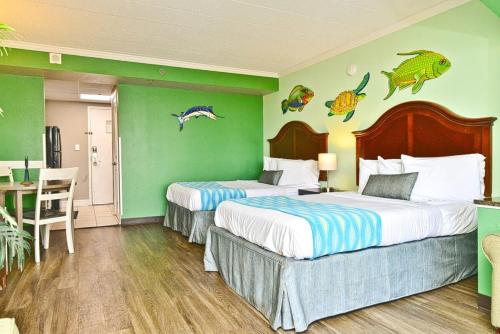 Habitación de hotel con 2 camas y mesa en Pool View Oceanfront Caravelle Resort w Lazy River, en Myrtle Beach