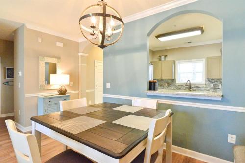 Кухня или мини-кухня в Lakefront Luxury 15000sf Pool in Amazing Location
