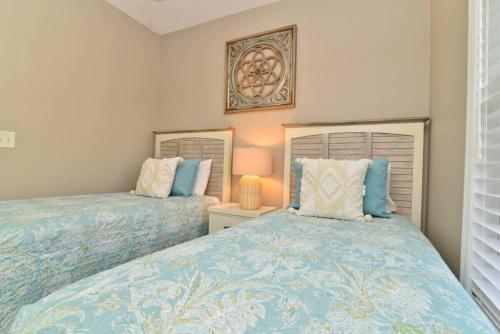 Кровать или кровати в номере Lakefront Luxury 15000sf Pool in Amazing Location