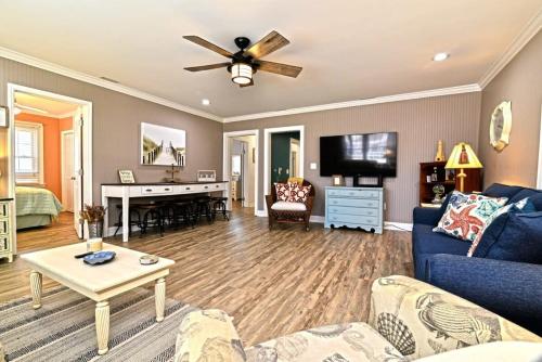 TV a/nebo společenská místnost v ubytování Endless Summer Renovated Home 100 Feet to Beach with Fenced Yard Grill