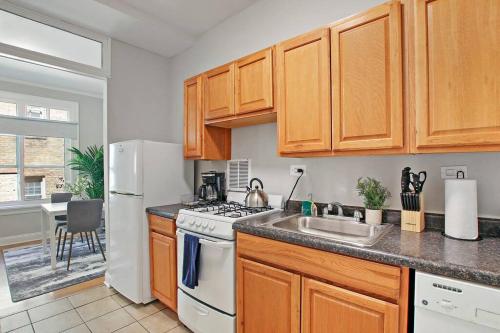 Una cocina o zona de cocina en Comfortable Studio Apartment in Evanston - Elmgate Manor 317