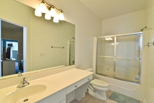 bagno con lavandino, servizi igienici e specchio di Tropical Cherry Grove Ocean View Beach House w Pool a Myrtle Beach