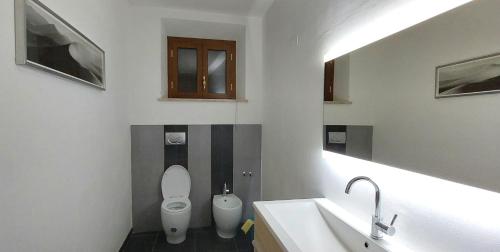 蒙特普齊亞諾的住宿－La Casa di Angela，一间带卫生间、水槽和镜子的浴室