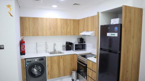 A cozinha ou cozinha compacta de Vanilla Grove Calm 2BR Duplex Retreat in Oasis - Tranquil Stay Near Masdar Park & City Centre