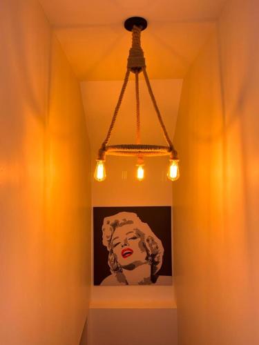 une lumière suspendue à un plafond avec une photo d'une femme dans l'établissement An Teach Cnoc, à Monaghan