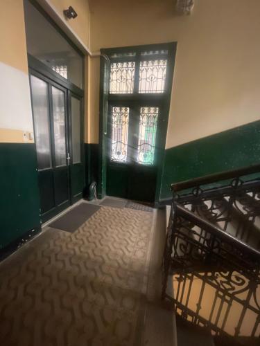 una stanza vuota con una porta e una finestra di KFlat Stay a Budapest