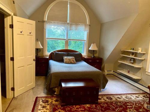 1 dormitorio con cama y ventana grande en Back To Eden, en Woodstock
