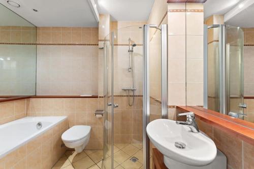 La salle de bains est pourvue d'un lavabo, de toilettes et d'une douche. dans l'établissement Hello Zeeland - Appartement Domburgseweg 11-2, à Domburg