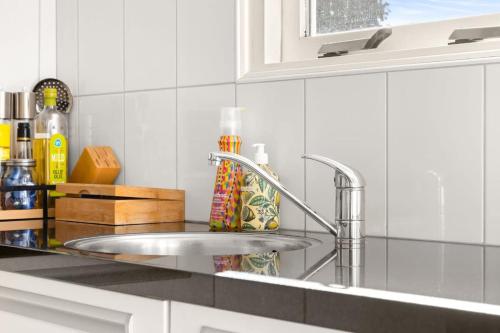 a kitchen counter with a sink in a kitchen at Hello Zeeland - Vakantiehuis Zuidstraat 17A in Domburg