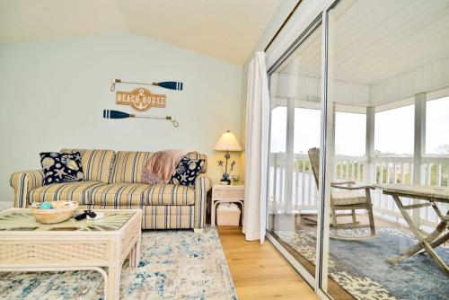 Posezení v ubytování All New Waterway Luxury Panoramic Water Views and Pool