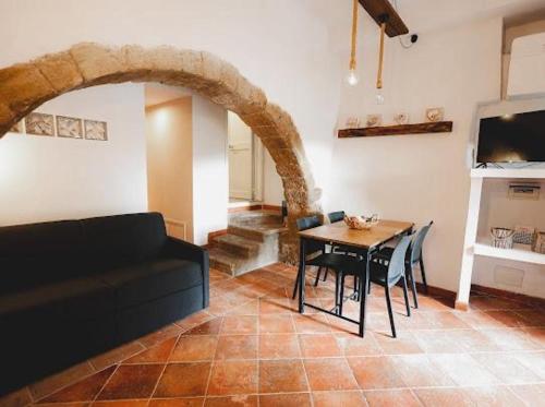 a living room with a black couch and a table at Il laghetto 19 in Capodimonte