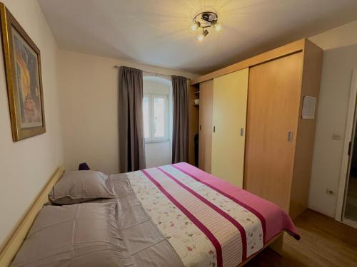 sypialnia z łóżkiem z różowym kocem w obiekcie Apartment Darka w Splicie