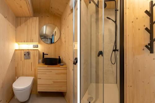 een kleine badkamer met een toilet en een douche bij Hello Zeeland - Zeeuwse Liefde Tiny House 7 in Westkapelle