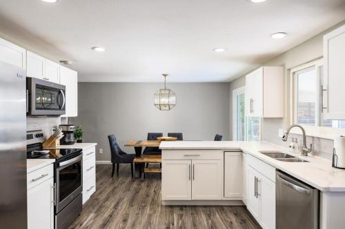 Una cocina o kitchenette en Denver Family Retreat 4BR 3 BA - Large Backyard