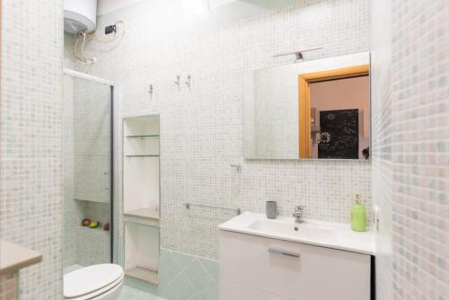 La salle de bains est pourvue d'un lavabo, de toilettes et d'un miroir. dans l'établissement Panariello a Portamedina, à Naples