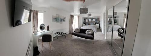uma sala de estar com um espelho e uma cadeira em Old Sun Hotel em Haworth