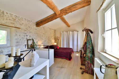 a living room with a bed and a table at La Maison Long - Côté Nougat in Ollioules