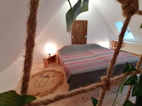 Postel nebo postele na pokoji v ubytování Gite avec vue foret - piscine partagée