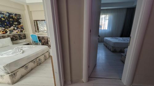 アンタルヤにあるAntalya Dreamsのベッドルーム1室(ベッド2台付)と部屋のドア1室が備わります。