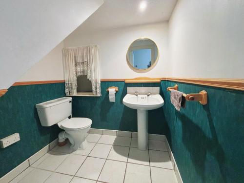 La salle de bains est pourvue de toilettes et d'un lavabo. dans l'établissement Marlay Grange Luxury Guest House, à Dublin