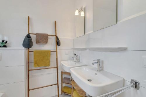 uma casa de banho branca com um lavatório e um espelho em Casa Leeward with Pool on the Laguna Marina em Kralendijk