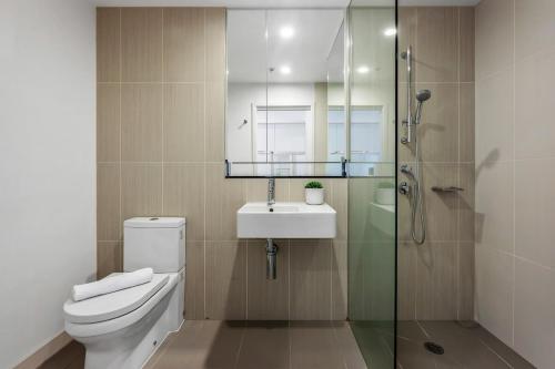 W łazience znajduje się toaleta, umywalka i prysznic. w obiekcie MA-a 1118 w Melbourne