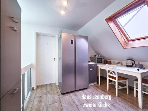 uma cozinha com um frigorífico de aço inoxidável e uma mesa em Shared house WG Monteurzimmer Leonberg em Leonberg