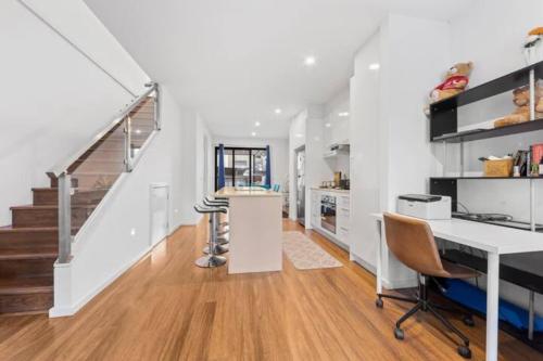 Η κουζίνα ή μικρή κουζίνα στο 3BR Pure Luxury & Elegant holiday home in Latrobe