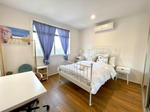 Ένα ή περισσότερα κρεβάτια σε δωμάτιο στο 3BR Pure Luxury & Elegant holiday home in Latrobe