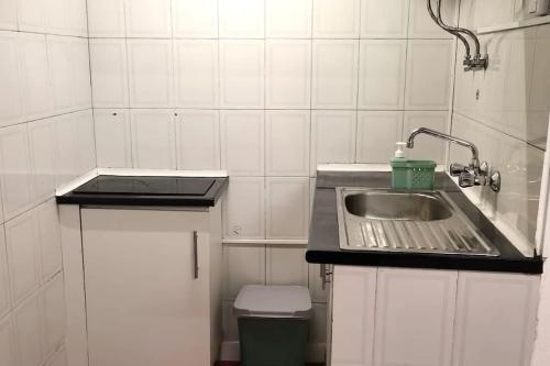 una pequeña cocina con lavabo y aseo en Clover's House - AL, en Algarvia