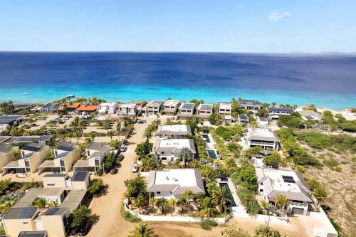 eine Luftaufnahme eines Resorts in der Nähe des Ozeans in der Unterkunft Kas Flamingo with Private Pool in Punt Vierkant in Kralendijk