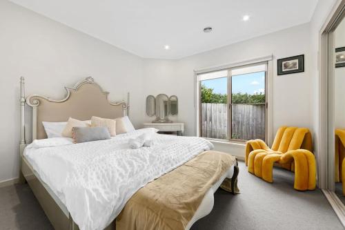 a white bedroom with a large bed and a window at 3BR Townhouse 7km to Chadstone in Chadstone