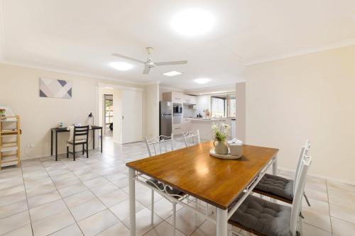 Dapur atau dapur kecil di Spacious 3-BR Haven Prime Location Shopping Centre