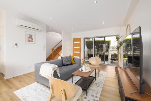 a living room with a couch and a table at Renov Peaceful 3BR Morningside Gem: Cozy Retreat in Brisbane