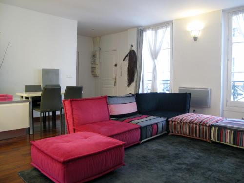 sala de estar con sofá, sillas y mesa en Appartement la Bruyere St George CityCosy en París