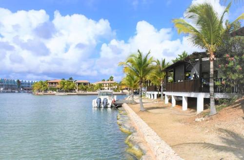 ein Boot an einem Dock auf dem Wasser angedockt ist in der Unterkunft Villa de Agua 7 in Waterlands Village in Kralendijk