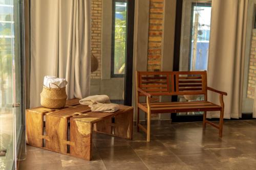 um quarto com uma cadeira e um banco e uma cadeira em Hotel Wellness - Belleza y Serenidad em Boca del Río