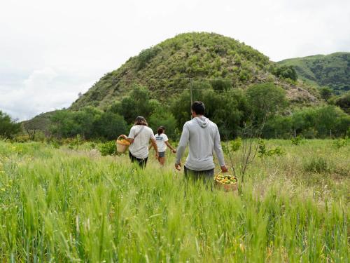 Un gruppo di persone che camminano in un campo di Hacienda QuespiLlajta a Sucre