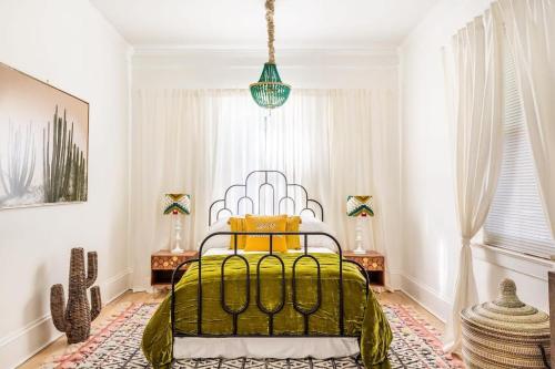 1 dormitorio con 1 cama verde en una habitación en La Casa, en Atlanta