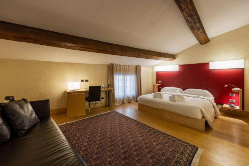 - une chambre avec un grand lit et un mur rouge dans l'établissement Best Western Hotel Armando, à Vérone