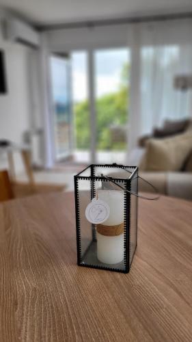 a cup of coffee in a box on a table at Cala in Olavarría