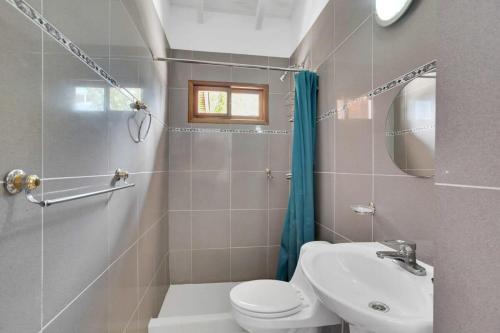 a bathroom with a toilet and a sink at Villa Salinja Breeze in Kralendijk in Kralendijk