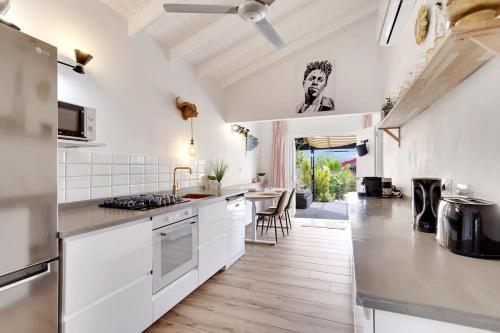 een keuken met witte kasten en een aanrechtblad bij Lac Bay Casita 5 in Kralendijk