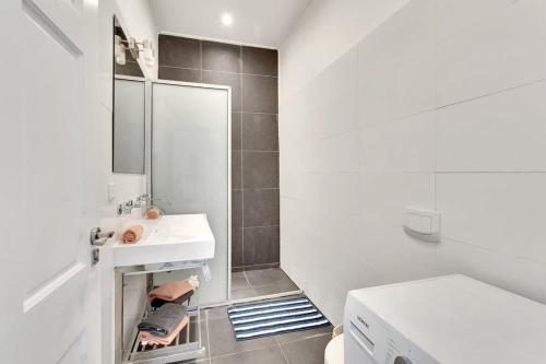 Ένα μπάνιο στο Kas Kontentu in Caribbean Court