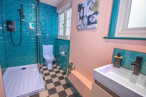 ein Bad mit einem WC, einer Dusche und einem Waschbecken in der Unterkunft Central 3-Bedroom Townhouse with Patio in Brighton in Brighton & Hove