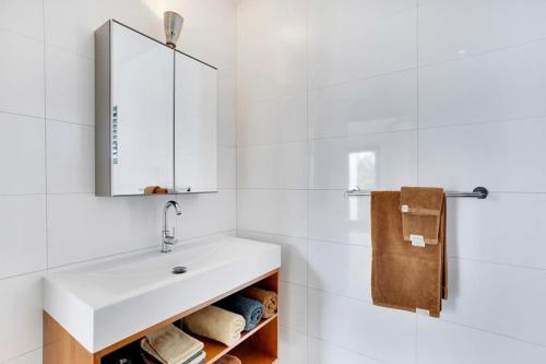 uma casa de banho com lavatório, espelho e toalhas em Villa Azul I in Belnem em Kralendijk