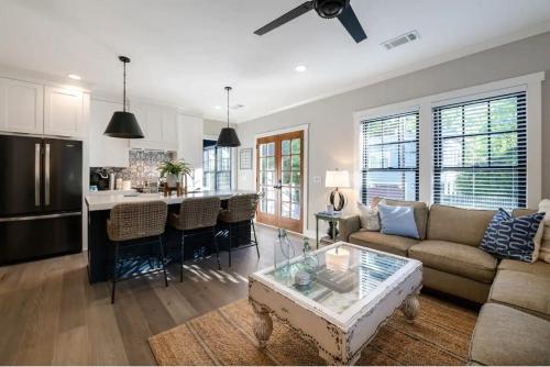 ein Wohnzimmer mit Sofa und Tisch in der Unterkunft Butterfly Bungalow in Atlanta