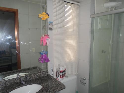 Un baño con inodoro, lavabo y ducha. en Jaqueira Home Service, en Recife